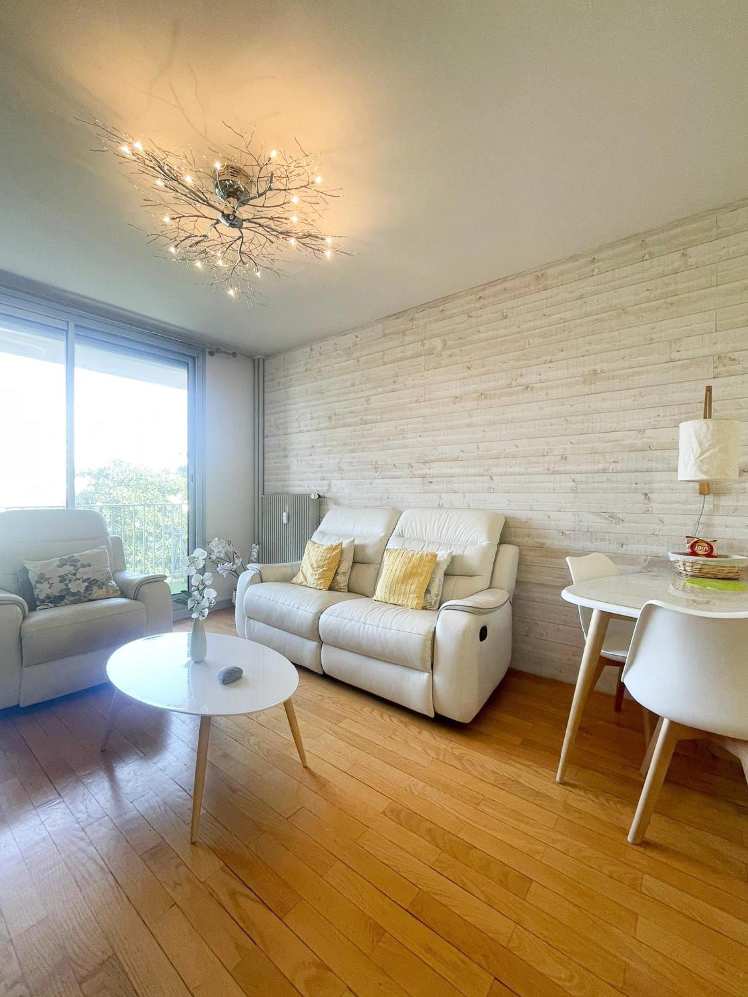Appartement Spacieux Avec Balcon Bourg-en-Bresse Bagian luar foto